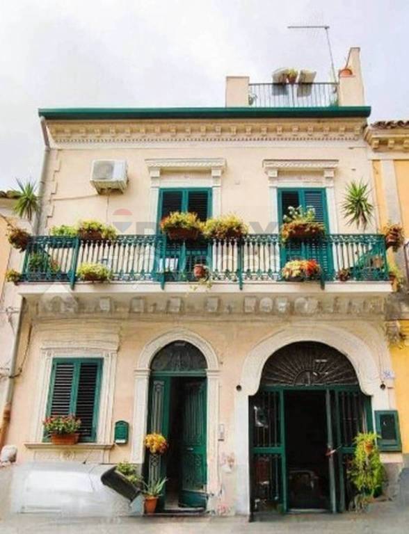 locale commerciale in vendita a Motta Sant'Anastasia in zona Centro Storico