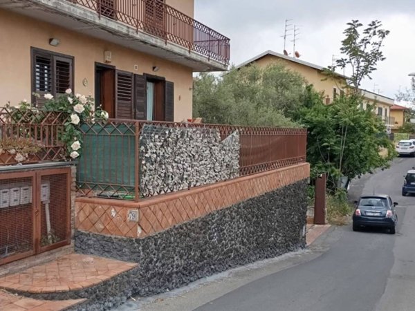 intera palazzina in vendita a Nicolosi