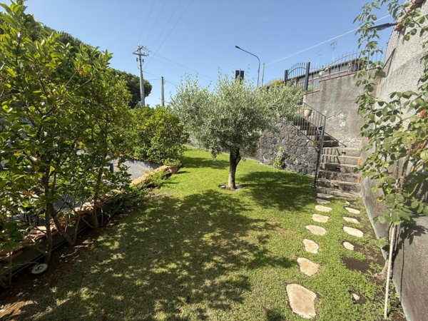 casa indipendente in vendita a Nicolosi