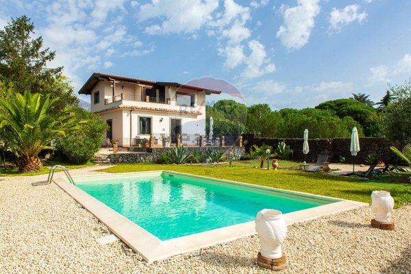 casa indipendente in vendita a Nicolosi