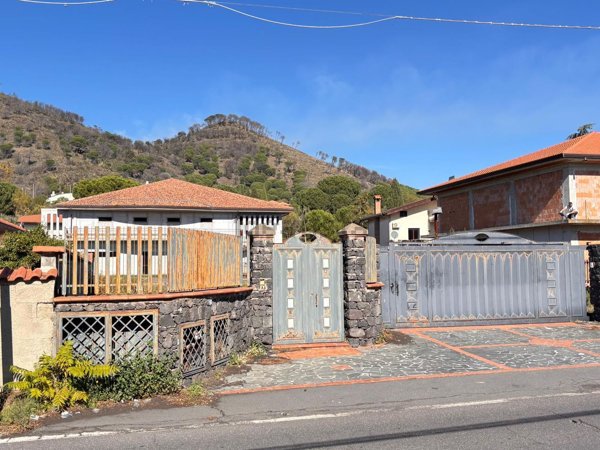 capannone in vendita a Nicolosi