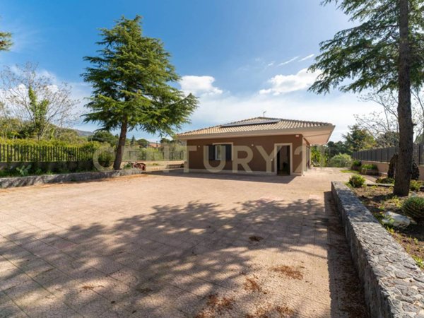 casa indipendente in vendita a Nicolosi