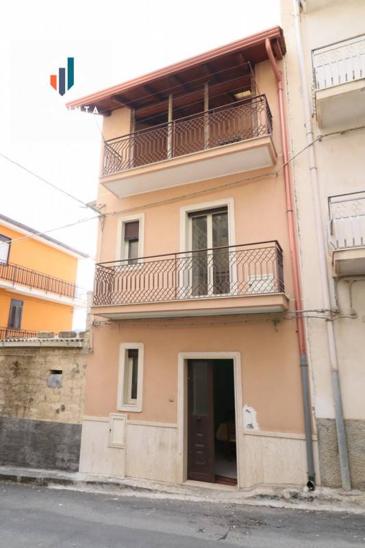 casa indipendente in vendita a Palagonia