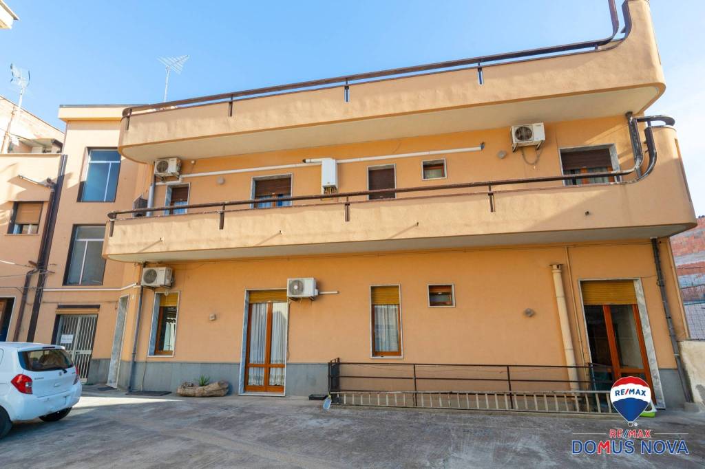 appartamento in vendita a Paternò in zona Centro Storico