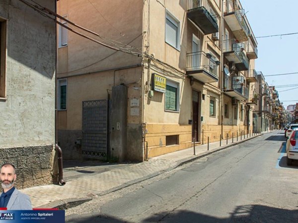 locale commerciale in vendita a Paternò