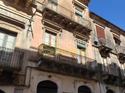 casa indipendente in vendita a Paternò in zona Centro Storico
