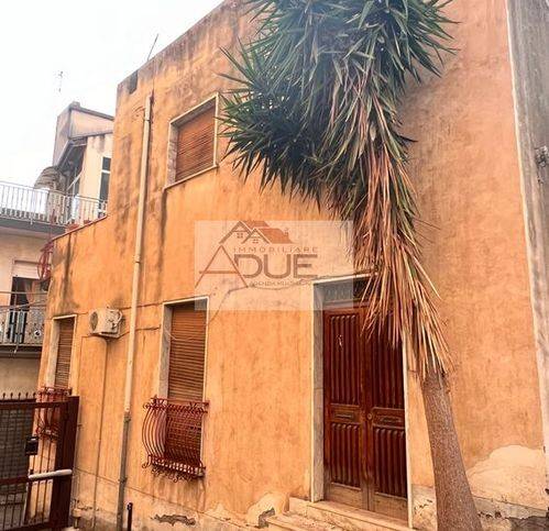 casa indipendente in vendita a Paternò in zona Centro Storico