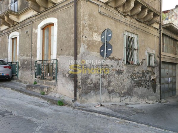 appartamento in vendita a Paternò in zona Centro Storico