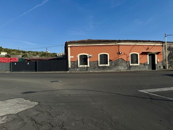 locale commerciale in vendita a Paternò