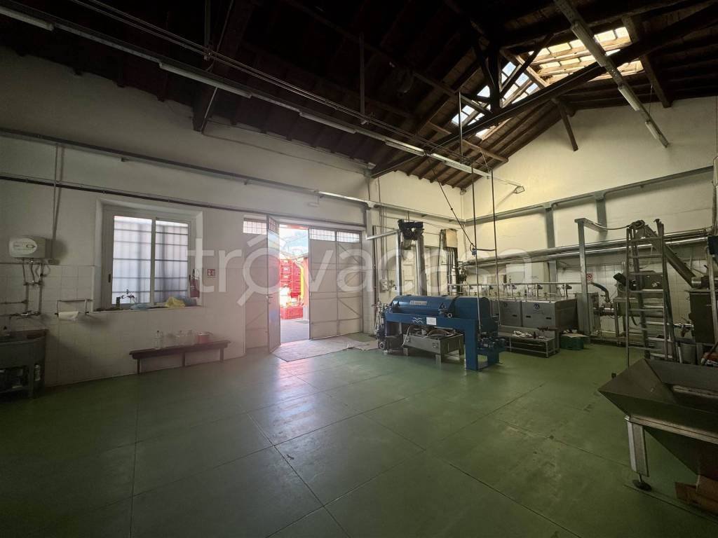 locale commerciale in vendita a Paternò