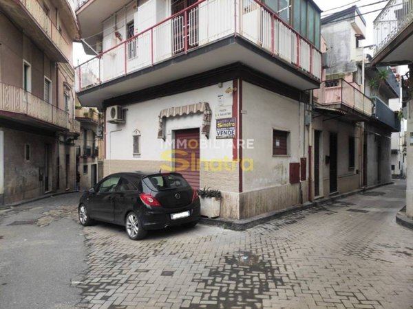 negozio in vendita a Paternò in zona Centro Storico