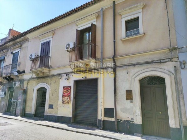 esavano in vendita a Paternò in zona Centro Storico
