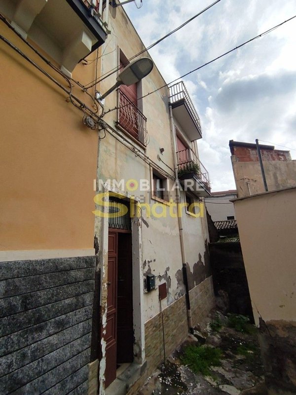 esavano in vendita a Paternò in zona Centro Storico