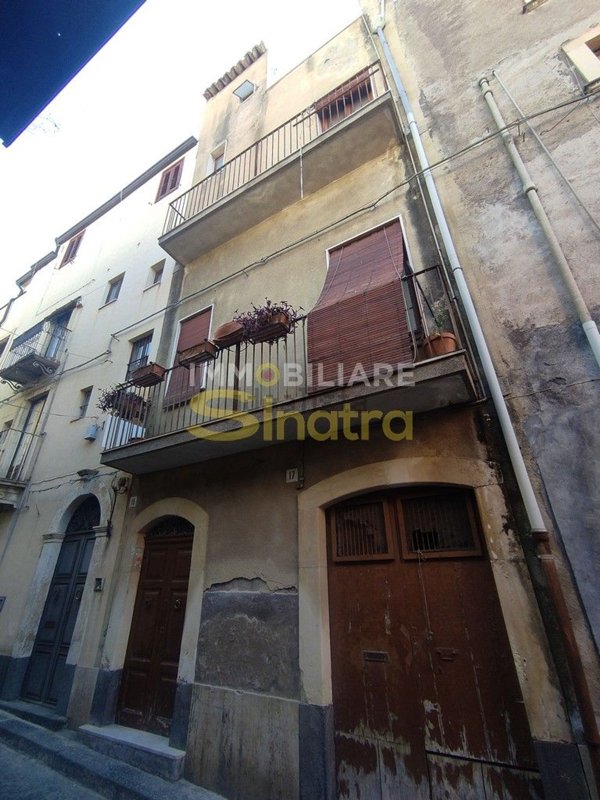 esavano in vendita a Paternò in zona Centro Storico