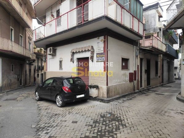 negozio in vendita a Paternò in zona Centro Storico