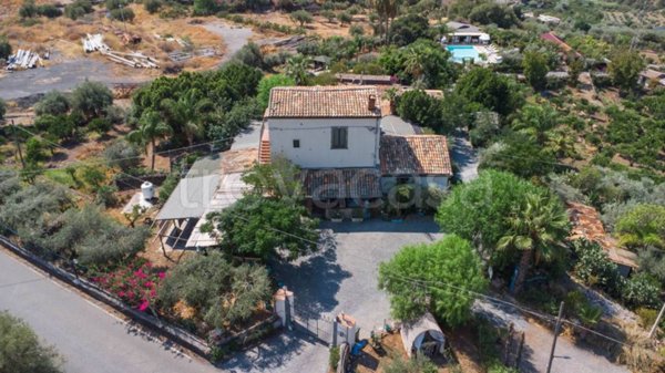 casa indipendente in vendita a Paternò in zona Sferro