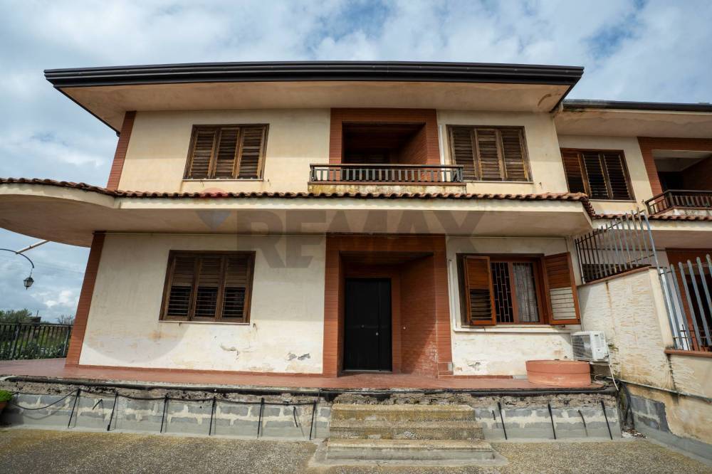 casa indipendente in vendita a Paternò in zona Sferro