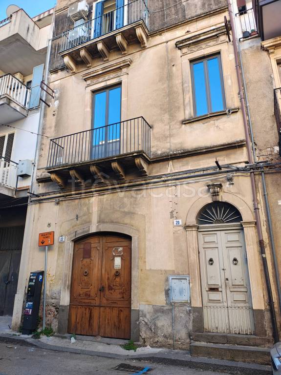 box auto in vendita a Paternò in zona Centro Storico