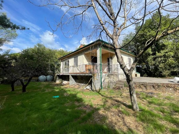 casa indipendente in vendita a Pedara in zona Tarderia