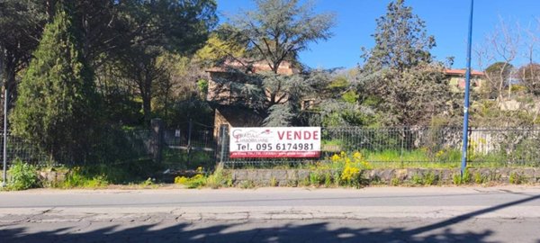 casa indipendente in vendita a Pedara in zona Tarderia