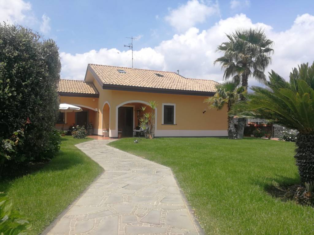casa indipendente in vendita a Pedara