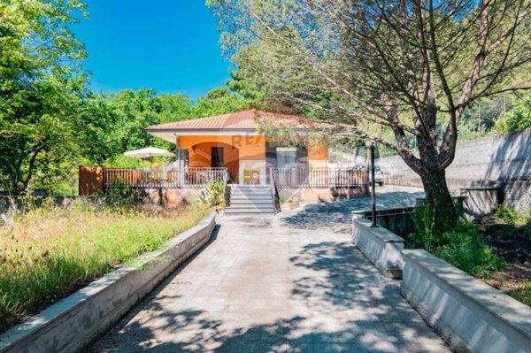 casa indipendente in vendita a Pedara in zona Tarderia