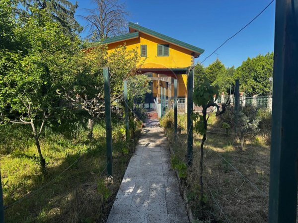 casa indipendente in vendita a Pedara in zona Tarderia
