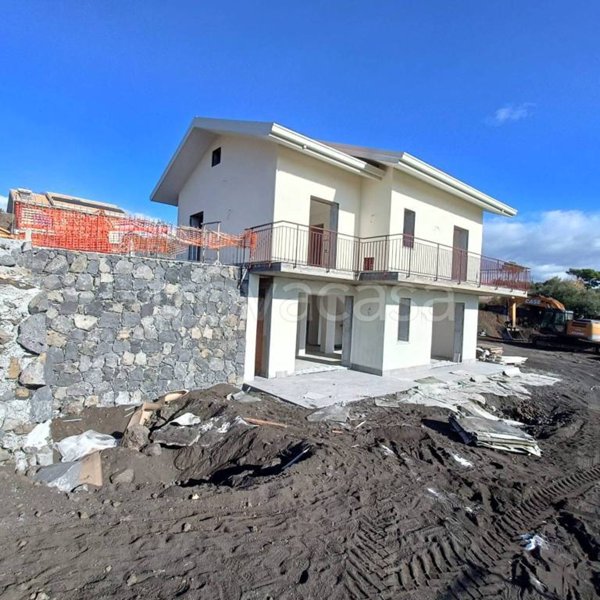 casa indipendente in vendita a Pedara