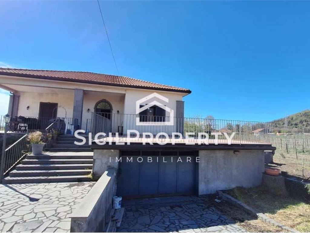 casa indipendente in vendita a Pedara in zona Tarderia