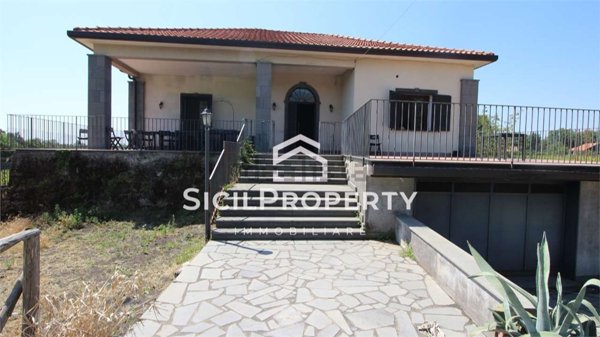 casa indipendente in vendita a Pedara in zona Tarderia