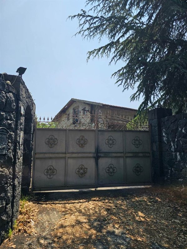 casa indipendente in vendita a Pedara in zona Tarderia