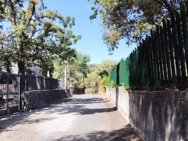 negozio in vendita a Pedara in zona Tarderia