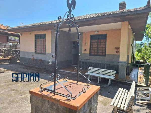 casa indipendente in vendita a Pedara in zona Tarderia