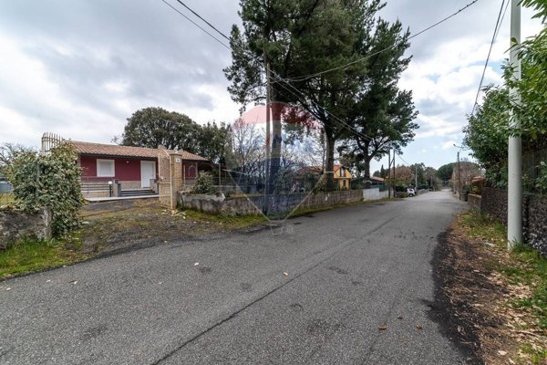 quadrivano in vendita a Pedara in zona Tarderia