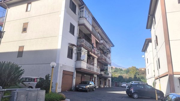appartamento in vendita a Pedara in zona Tarderia