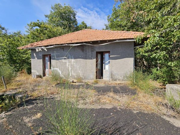 casa indipendente in vendita a Pedara in zona Tarderia