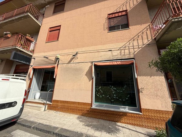 negozio in vendita a Pedara