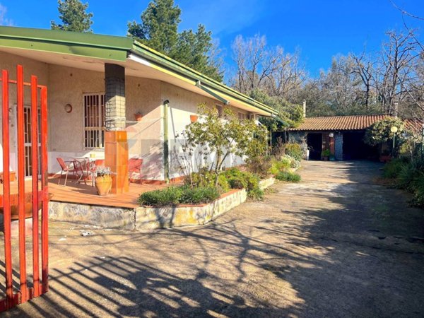 casa indipendente in vendita a Pedara in zona Tarderia