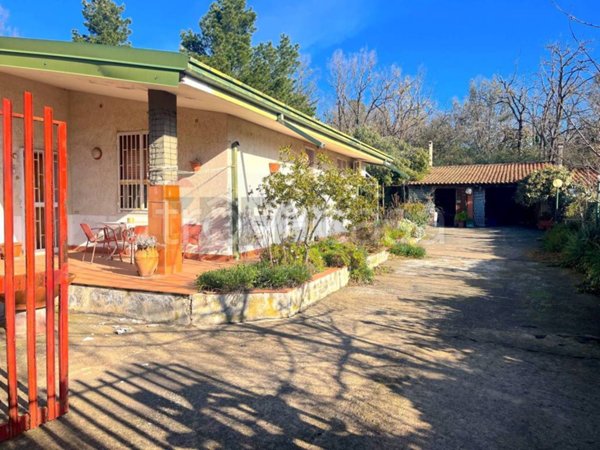 casa indipendente in vendita a Pedara in zona Tarderia