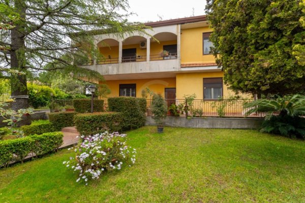 casa indipendente in vendita a Pedara in zona Tarderia