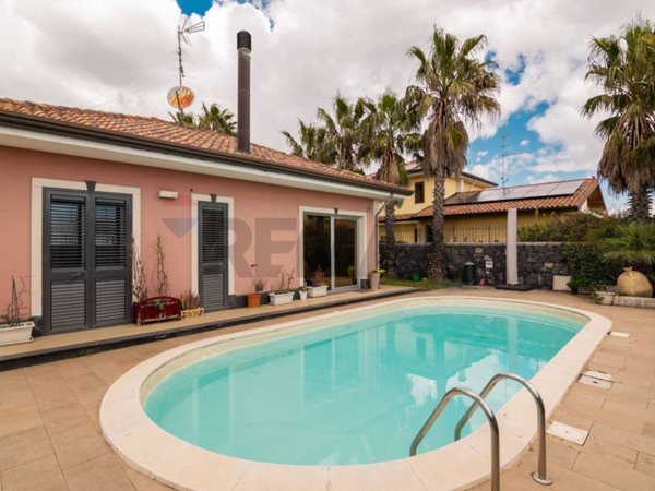 casa indipendente in vendita a Pedara in zona Tarderia