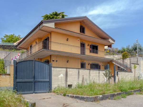 casa indipendente in vendita a Pedara in zona Tarderia