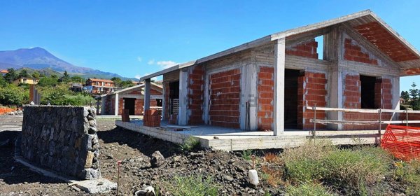 casa indipendente in vendita a Pedara in zona Tarderia