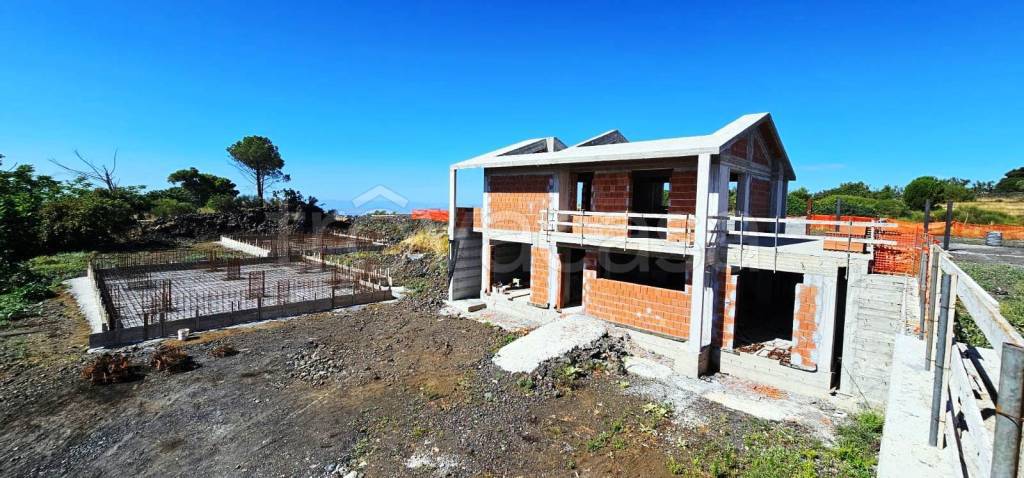 casa indipendente in vendita a Pedara in zona Tarderia