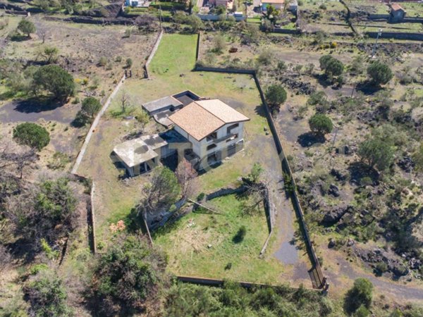 casa indipendente in vendita a Pedara in zona Tarderia