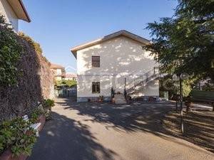 casa indipendente in vendita a Pedara in zona Tarderia