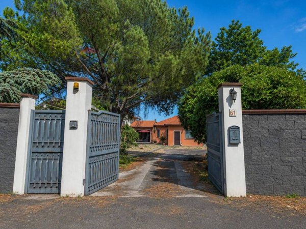 casa indipendente in vendita a Pedara in zona Tarderia