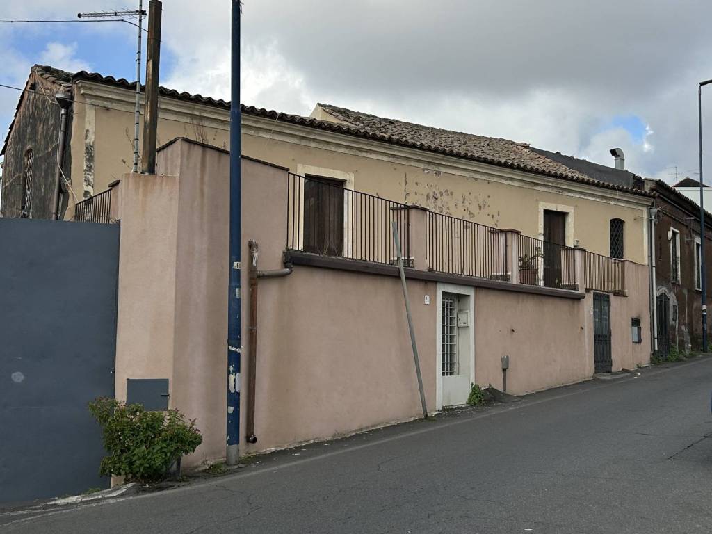 casa indipendente in vendita a Pedara in zona Tarderia