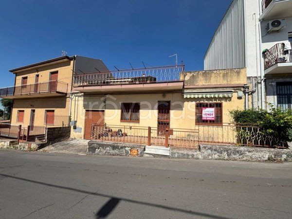casa indipendente in vendita a Pedara in zona Tarderia