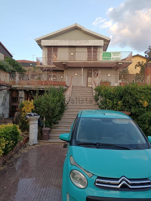 casa indipendente in vendita a Pedara in zona Tarderia